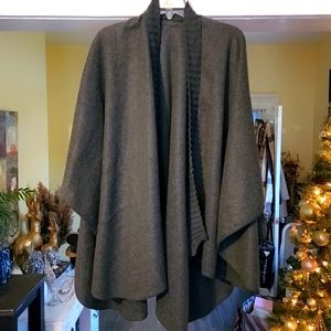 Women's fall/winter cape shall
